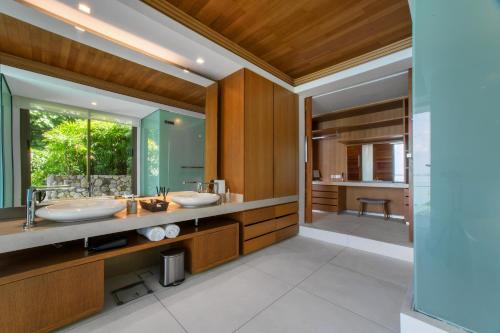 Villa Skyfall Thailand Phuket tesisinde bir banyo