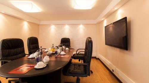Heri Heights Hotel Apartments, SureStay Collection by Best Westernにあるテレビまたはエンターテインメントセンター
