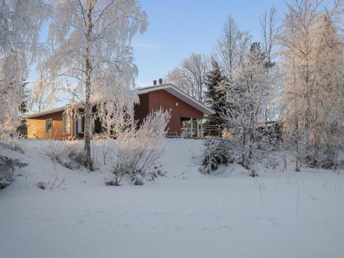 une maison recouverte de neige devant une cour dans l'établissement Holiday Home Suvela by Interhome, à Kukkola