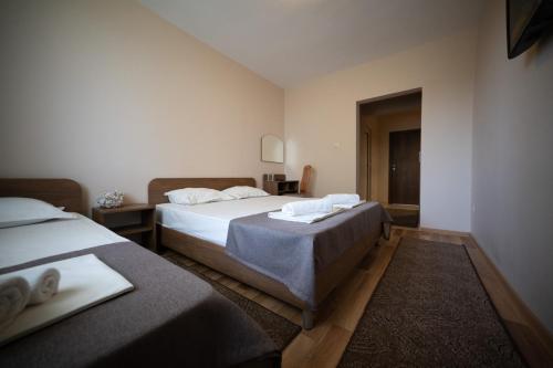 Habitación de hotel con 2 camas y pasillo en Hotel Velista, en Voneshta Voda