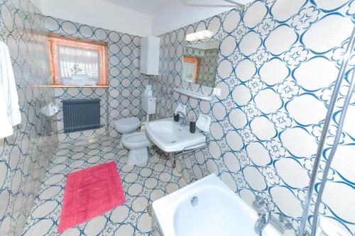 セルヴァ・ディ・ヴァル・ガルデーナにあるAppartamenti Chedulのバスルーム(白い洗面台、トイレ付)