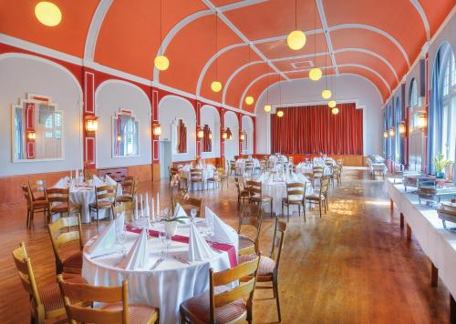 un comedor con mesas y sillas en Hotel Tenbrock - Restaurant 1905, en Gescher