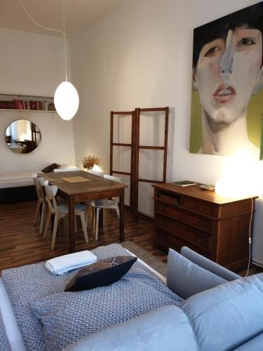 een woonkamer met een bank en een tafel bij Apartment center Friedrichshain in Berlijn