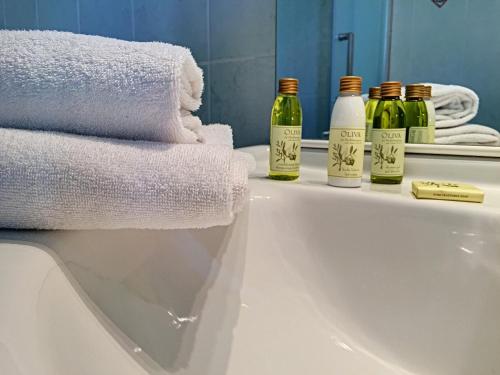 La salle de bains est pourvue d'un lavabo et de bouteilles de savon. dans l'établissement Nestor&Jeeves - GRIMALDI PLAZA - Quartier réputé - Proche plage, à Nice