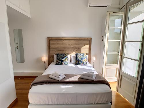 une chambre avec un grand lit avec deux serviettes dessus dans l'établissement Nestor&Jeeves - GRIMALDI PLAZA - Quartier réputé - Proche plage, à Nice