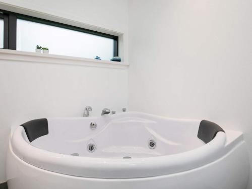 Et badeværelse på 10 person holiday home in Hj rring