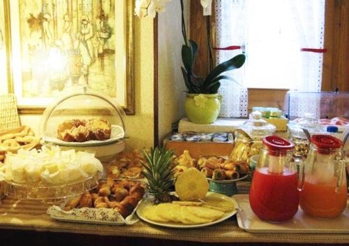 a table topped with different types of food and drinks at Hotel Bucaneve in Pré-Saint-Didier