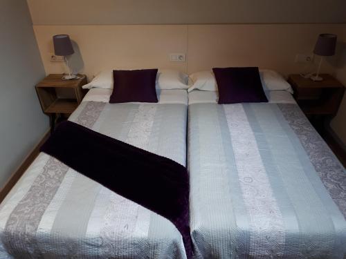 two beds sitting next to each other in a bedroom at Ultreia in Portomarin
