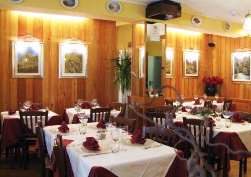 Hotel Bucaneve tesisinde bir restoran veya yemek mekanı