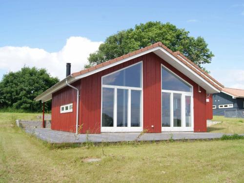 Asserballeskovにある10 person holiday home in Augustenborgの大窓付き赤い家