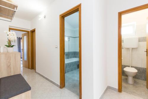 een badkamer met een bad, een toilet en een wastafel bij Villa Piljan in Bokordići