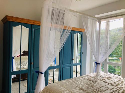 een slaapkamer met een bed en een raam bij Villa Cristal in Montemiletto