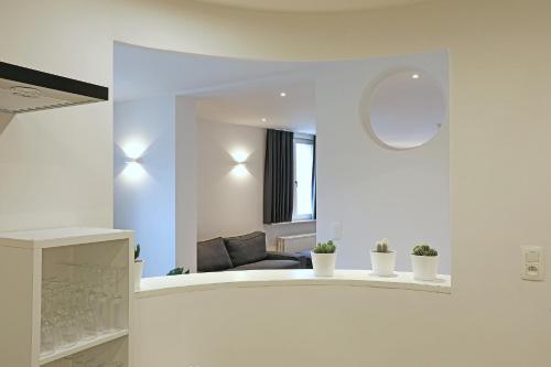 een woonkamer met een bank en een tafel bij Loft vakantiehuis in Veurne