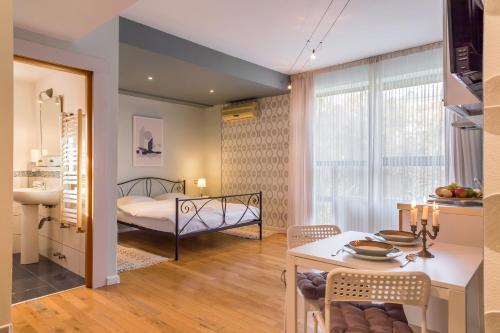 Ένα ή περισσότερα κρεβάτια σε δωμάτιο στο Nostalgia Central Studio II