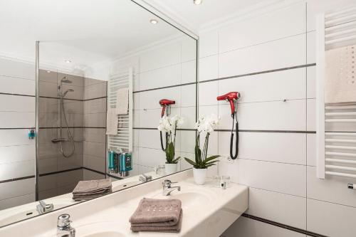 een badkamer met een wastafel en een spiegel bij Hotel Grossfeld in Bad Bentheim