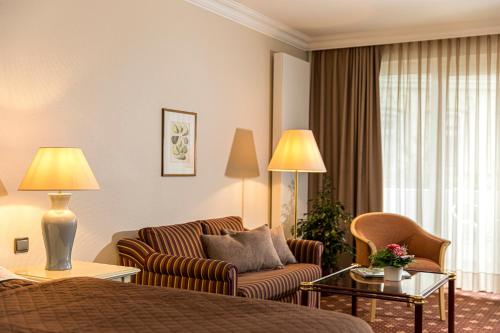 una habitación de hotel con una cama y un sofá en Hotel Grossfeld, en Bad Bentheim