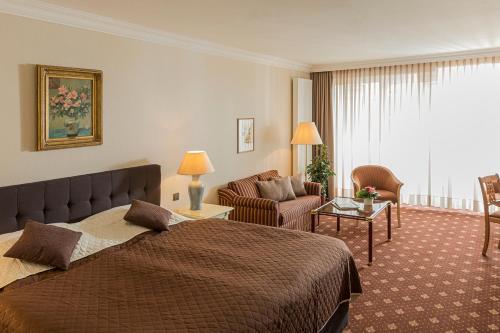 Un pat sau paturi într-o cameră la Hotel Grossfeld