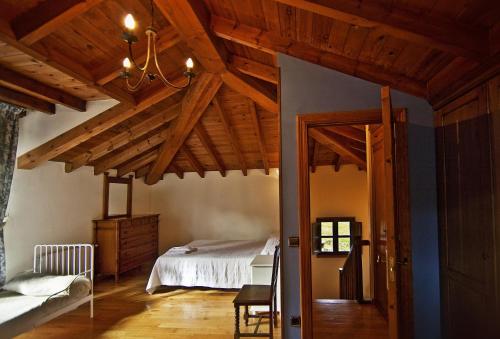 Poo de CabralesにあるLa Indianaの木製の天井が特徴のベッドルーム1室(ベッド1台付)