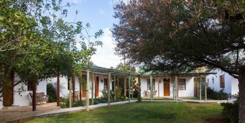 Taman di luar Royal Karoo Safari Lodge