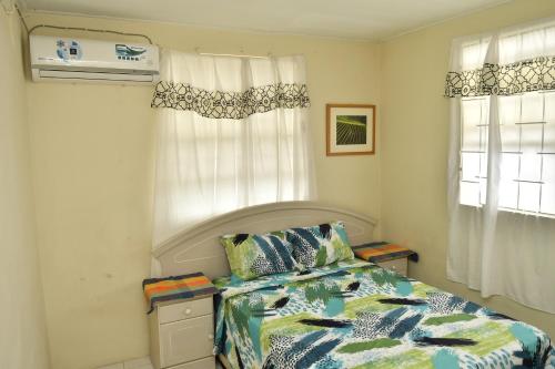 um quarto com uma cama e uma janela em Dover Beach House em Christ Church