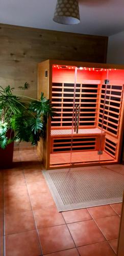 a room with a large wooden enclosure with a plant at Appartementhaus Zraunig in Flattach
