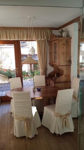 Area soggiorno di Family and Wellness Residence Ciasa Antersies