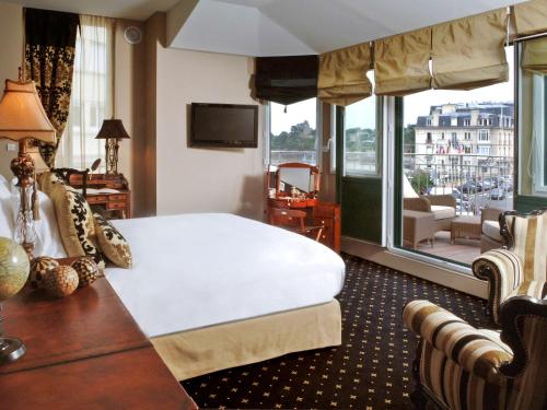 Postel nebo postele na pokoji v ubytování Royal Emeraude Hotel Dinard - MGallery Collection