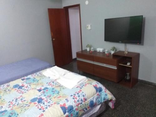 TV a/nebo společenská místnost v ubytování Casa cerca del microcentro y costanera