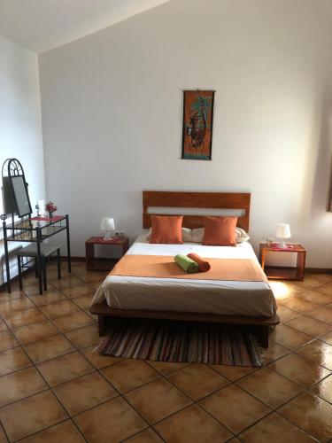 1 dormitorio con 1 cama y suelo de baldosa en Couple Getaway with Panoramic Ocean View en Praia