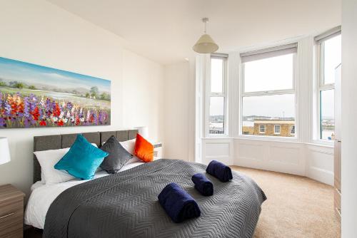 Schlafzimmer mit einem Bett mit Wandgemälde in der Unterkunft Riverside Luxury Apartment in Rochester