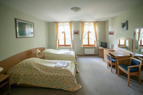 En eller flere senger på et rom på Pensjonat Myśliwski