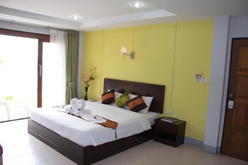 Кровать или кровати в номере Koh Kwang Seaview