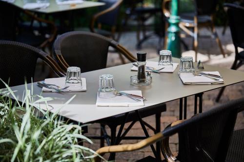 a table with napkins and glasses on top of it at La Flambée in Sennecey-lès-Dijon