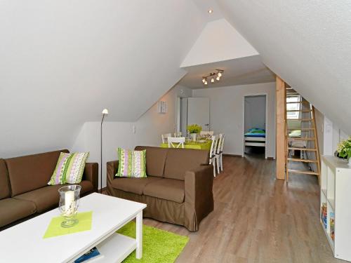 ein Wohnzimmer mit einem Sofa und einem Tisch in der Unterkunft Ferienhof Kragholm in Munkbrarup