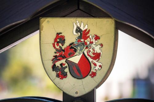 a shield with a picture of a rooster on it at Walch's Camping & Landhaus in Braz