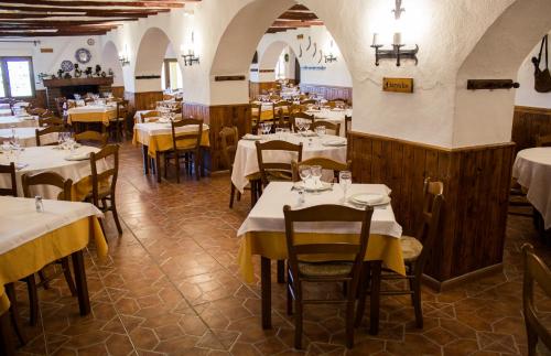 A restaurant or other place to eat at Pensión Mariola