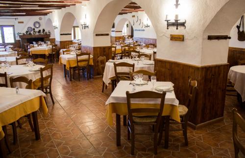 ห้องอาหารหรือที่รับประทานอาหารของ Pensión Mariola