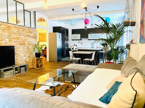 un salon avec un canapé et une table dans l'établissement MAGNIFIQUE APPART 102 m2 AU BORD DE L'EAU HYPER CENTRE, à Sète