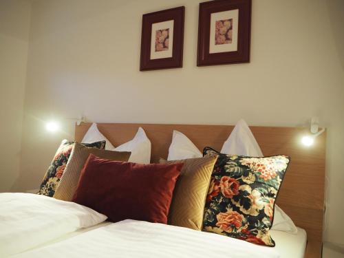Una cama o camas en una habitación de Bungalow Apartment FREE Parking & Self Check-in