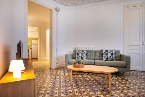 B42 MODERNIST APARTMENT FOR LARGE GROUPS IN EIXAMPLe