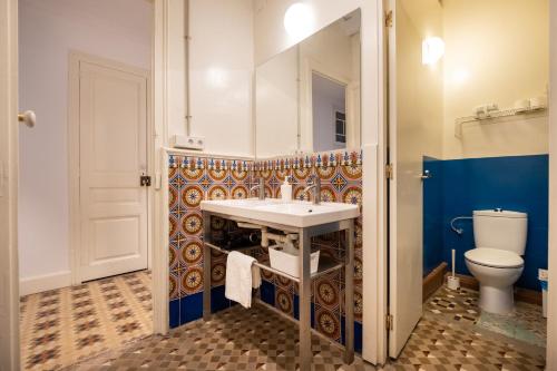 a bathroom with a sink and a toilet at b42 - MODERNIST APARTMENT FOR LARGE GROUPS IN EIXAMPLE in Barcelona