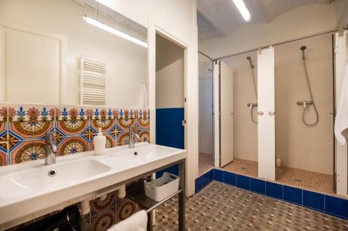 B42 MODERNIST APARTMENT FOR LARGE GROUPS IN EIXAMPLe