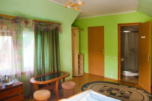 バコヴェルにあるТерКон-Турの緑の壁のベッドルーム(テーブル、椅子付)