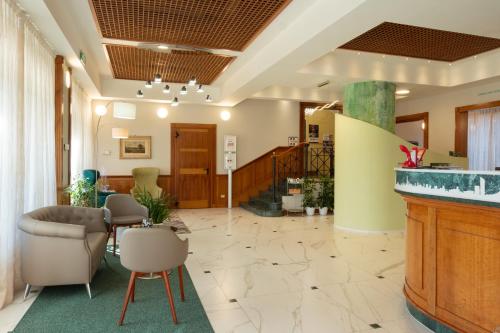 Hotel Maggiore في بولونيا: لوبي فندق فيه بار وكراسي