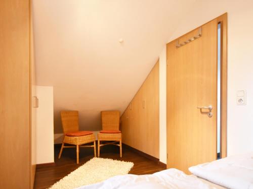 a bedroom with two chairs and a bed at Ferienhaus Ostseedüne nur ca 100 Meter bis zum Strand in Baabe