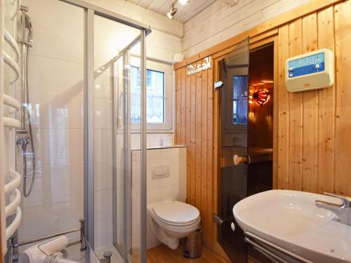 a bathroom with a shower and a toilet and a sink at Ferienhaus Ostseedüne nur ca 100 Meter bis zum Strand in Baabe