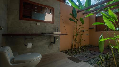 a bathroom with a toilet and a window at Boca Tapada Lodge in Boca Tapada