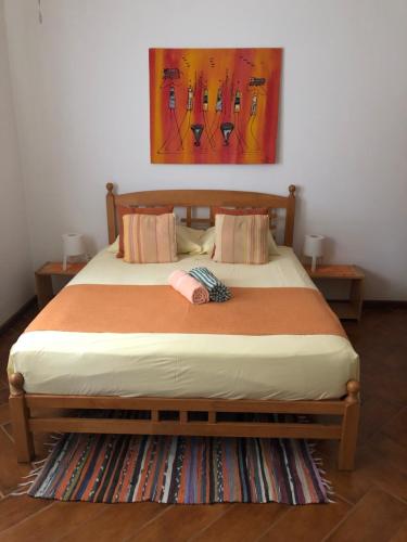 - une chambre avec un lit orné d'une peinture murale dans l'établissement Charming 2BR Guest Suite with Ocean View, à Praia