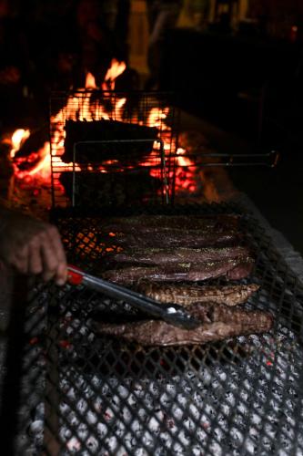 Kemudahan BBQ tersedia untuk tetamu di lodge