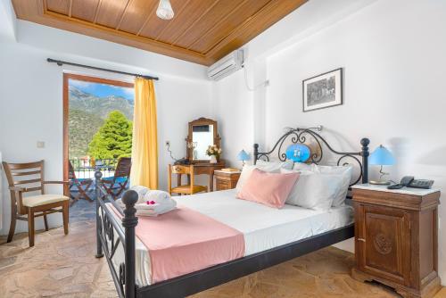 Postel nebo postele na pokoji v ubytování Hotel PARALIAKO Kyparissi